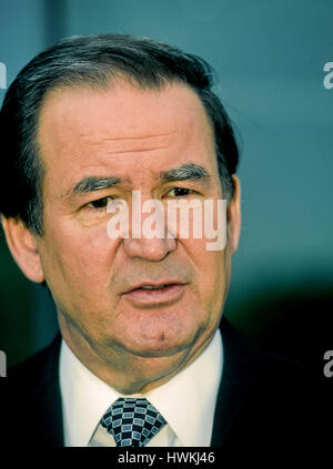 Republikanische Präsidentschaftskandidat Pat Buchanan spricht mit Reportern außerhalb des Studios von NBC nach seinem Appreance am Sonntagmorgen-Talkshow "Meet The Press" Washinton, DC., 25. Februar 1996. Foto: Mark Reinstein Stockfoto