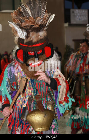 21. Januar 2017: Unbekannter Mann mit traditionellen Kukeri Kostüm sind zu sehen auf dem Festival der Maskerade Spiele Surova in Bresnik, Bulgarien Stockfoto