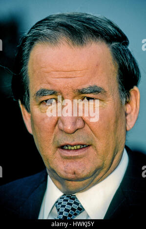 Republikanische Präsidentschaftskandidat Pat Buchanan spricht mit Reportern außerhalb des Studios von NBC nach seinem Appreance am Sonntagmorgen-Talkshow "Meet The Press" Washinton, DC., 25. Februar 1996. Foto: Mark Reinstein Stockfoto