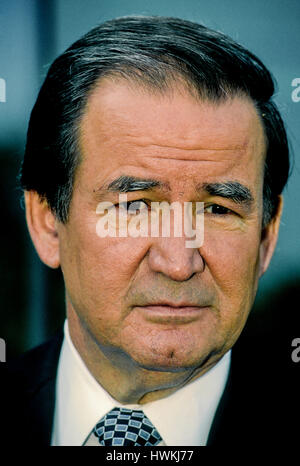 Republikanische Präsidentschaftskandidat Pat Buchanan spricht mit Reportern außerhalb des Studios von NBC nach seinem Appreance am Sonntagmorgen-Talkshow "Meet The Press" Washinton, DC., 25. Februar 1996. Foto: Mark Reinstein Stockfoto