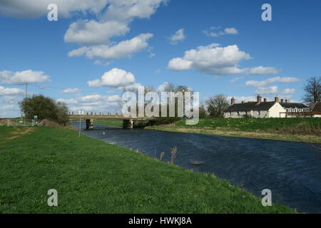 Dem New Bedford Fluß an Sutton Gault mit Anchor Inn im Hintergrund Stockfoto