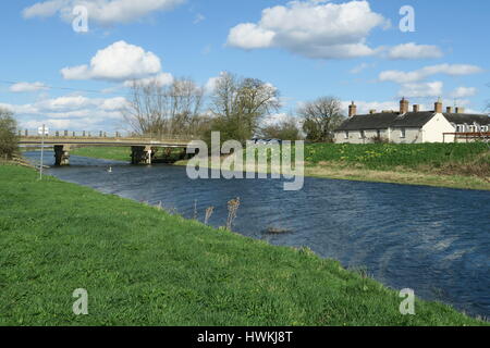 Dem New Bedford Fluß an Sutton Gault mit Anchor Inn im Hintergrund Stockfoto