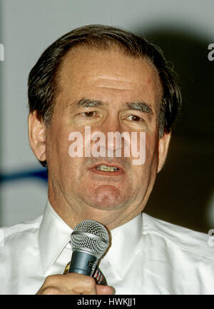 Republikanische Präsidentschaftskandidat Pat Buchanan Fragen Reporter während einer kurzen Pressekonferenz am Sitz des Bethesda Chevy Chase Resuce Kader vor der Teilnahme an einer Kundgebung in einer Kirche nebenan in Bethesda, Maryland, 3. Mai 1996.  Foto: Mark Reinstein Stockfoto