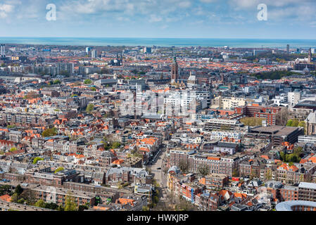 Aerial Stadtbild von den Haag (Den Haag) mit der Nordsee und blauen Wolkenhimmel, Niederlande Stockfoto