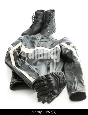 Motorradstiefel, Jacke und Handschuhe isoliert auf weißem Hintergrund. Stockfoto