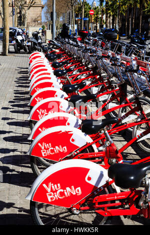 Viu BiCiNg Fahrräder aufgereiht einsatzbereit, Barcelona, Katalonien, Spanien Stockfoto