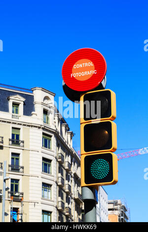 Rotes Licht Steuerung Kamera Warnschild auf Ampeln, Barcelona, Katalonien, Spanien Stockfoto