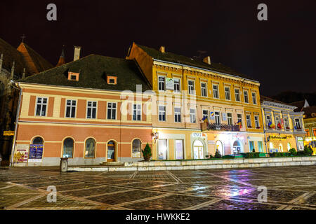 BRASOV, Rumänien - Juli 19: Nachtansicht der Rathausplatz am 15. Juli 2014 in Brasov, Rumänien. Brasov ist bekannt für seine Altstadt, die eine große Tour ist Stockfoto