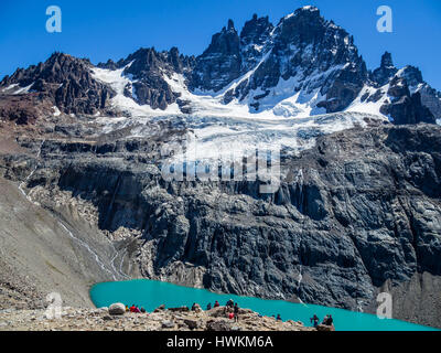 Wanderer an der Lagune unter Berg Cerro Castillo, Blick auf Gletscher und Gipfel Cerro Castillo, Naturschutzgebiet Cerro Castillo, Reserva Nacional Cerr Stockfoto