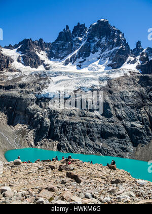 Wanderer an der Lagune unter Berg Cerro Castillo, Blick auf Gletscher und Gipfel Cerro Castillo, Naturschutzgebiet Cerro Castillo, Reserva Nacional Cerr Stockfoto