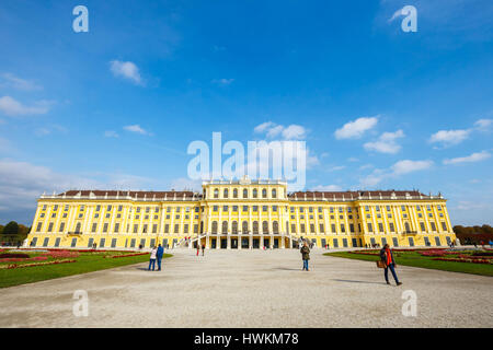 Wien, 14. Oktober 2016: Schloss Schönbrunn in Wien. Barocke Palast ist die ehemalige kaiserliche Sommerresidenz befindet sich in Wien, Österreich Stockfoto