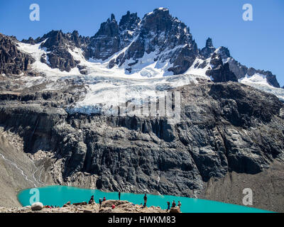 Wanderer an der Lagune unter Berg Cerro Castillo, Blick auf Gletscher und Gipfel Cerro Castillo, Naturschutzgebiet Cerro Castillo, Reserva Nacional Cerr Stockfoto