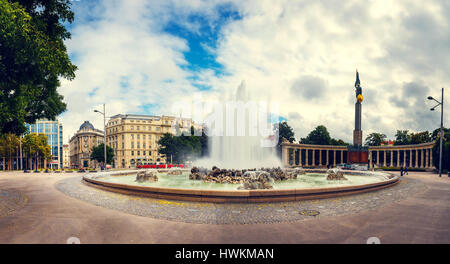 Wien, 13. Oktober 2016: Weltkrieg Brunnen und Helden Denkmal der Roten Armee am Schwarzenbergplatz. Das Denkmal mit Soldat der Roten Armee wurde unvei Stockfoto