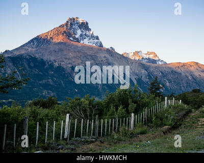 Letzten Sonnenstrahlen des Tages, Sonnenuntergang am Berg Cerro Castillo, gesehen von der Carretera Austral in der Nähe von Dorf Villa Cerro Castillo, Region Aysén, Patagoni Stockfoto