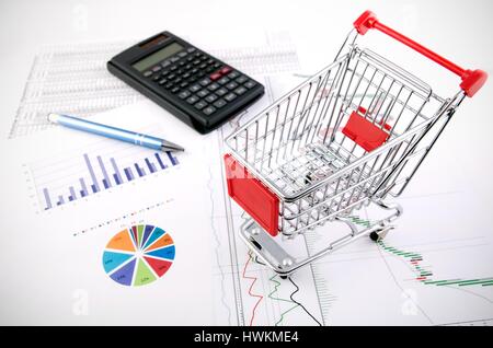 Shopping Korb Spielzeug auf Business-Dokumente-Hintergrund. E-Commerce-Konzept. Stockfoto