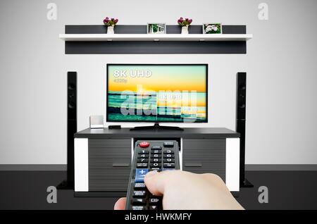 Fernsehen im modernen TV-Raum. Vergleichen von TV-Auflösung. UHD 8k TV Auflösung ultra HD-Konzept Stockfoto