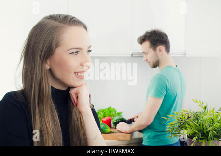 Junges Paar verbringt Zeit zusammen in der Küche. Lebensstil paar Küche kochen zu Hause glücklich Frühstück junge Konzept Stockfoto