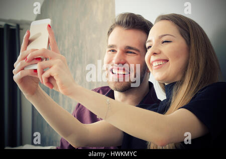 Junges Paar Selfie fotografieren. Selfie junges Paar Technologie die glückliche Liebe Fotokonzept Stockfoto