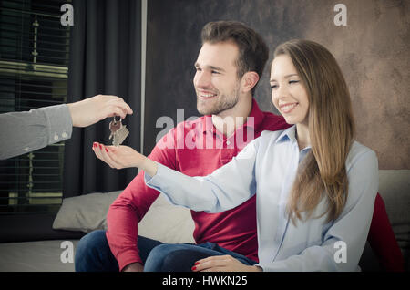 Junges Paar genießt den Erwerb der eigenen vier Wänden. Immobilien kaufen home junges Paar Kauf zustimmen Vereinbarung Konzept Stockfoto