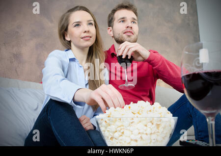 Paar genießt die freie Zeit vor dem Fernseher. paar Freizeit vor dem Fernseher zu Hause Spaß kostenlos Konzept Stockfoto