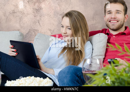 Paar genießt die freie Zeit vor dem Fernseher. paar Freizeit vor dem Fernseher zu Hause Spaß kostenlos Konzept Stockfoto