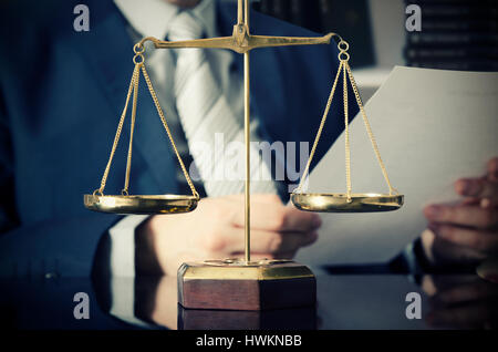 Waage der Gerechtigkeit, Rechtsanwalt im Hintergrund. Rechtsanwalt Gesetz Justiz Richter skaliert Gerichtssaal rechtlichen Maßstab Konzept Stockfoto
