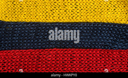 Gestrickte Fragmente Flagge Farben - rot, blau, gelb Stockfoto