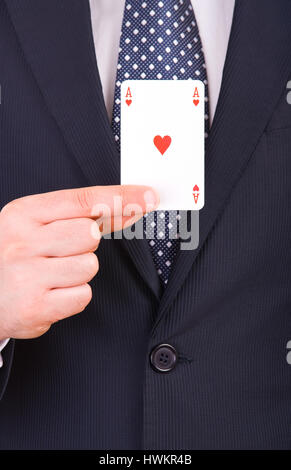 Geschäftsmann zeigt Spielkarte. Stockfoto