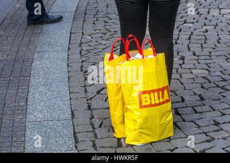 Kauf in Plastiktüten aus dem Supermarkt Stockfoto