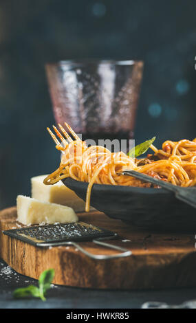Spaghetti mit Meatballas, Basilikum, Parmesan-Käse und Wein im Glas Stockfoto