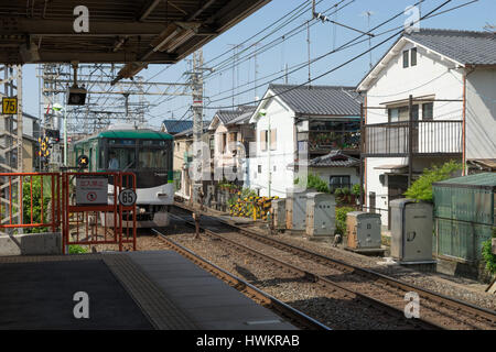 KYOTO, JAPAN - ca. Mai 2016: Privatunternehmen Zug Keihan Linie verbindet zwischen Osaka und Kyoto. Stockfoto