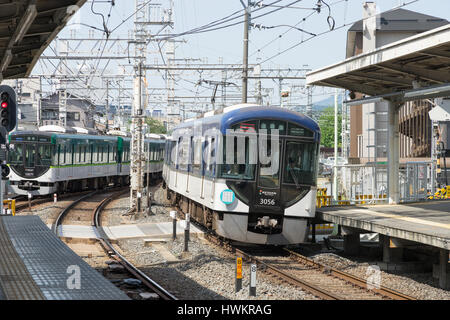 KYOTO, JAPAN - ca. Mai 2016: Privatunternehmen Zug Keihan Linie verbindet zwischen Osaka und Kyoto. Stockfoto