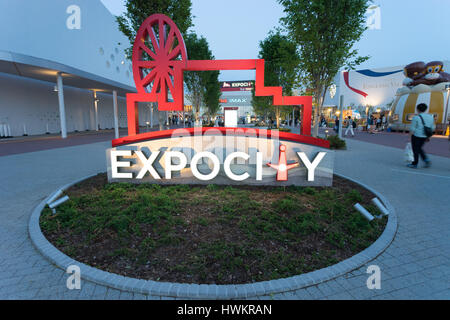 OSAKA, JAPAN CIRCA APRIL 2016: Expocity ist das größte Einkaufszentrum in Japan. Stockfoto