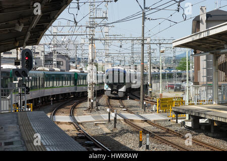 KYOTO, JAPAN - ca. Mai 2016: Privatunternehmen Zug Keihan Linie verbindet zwischen Osaka und Kyoto. Stockfoto