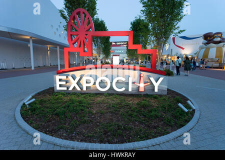 OSAKA, JAPAN CIRCA APRIL 2016: Expocity ist das größte Einkaufszentrum in Japan. Stockfoto