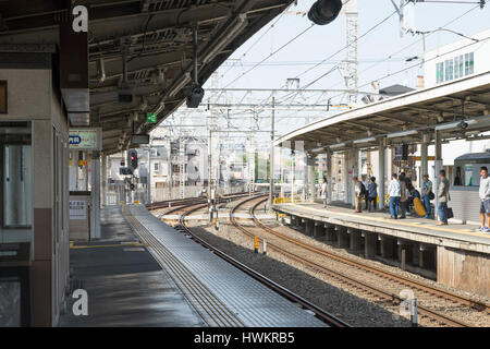 KYOTO, JAPAN - ca. Mai 2016: Privatunternehmen Zug Keihan Linie verbindet zwischen Osaka und Kyoto. Stockfoto