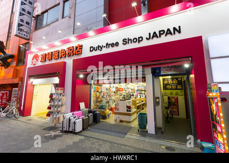 OSAKA, JAPAN CIRCA APRIL 2016: Tax free Shop am Dotonbori. Stockfoto