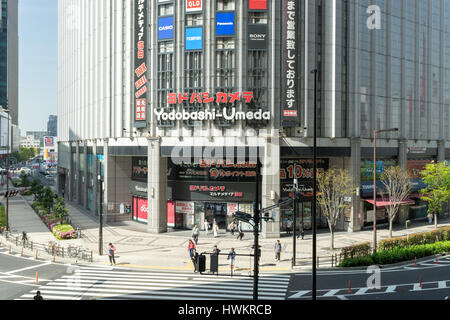 OSAKA, JAPAN - ca. Mai 2016: Yodobashi Kamera zu speichern in Namba, Yodobashi Gebäude ist eines der elektronischen Mega Store in Japan. Stockfoto