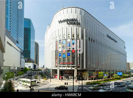 OSAKA, JAPAN - ca. Mai 2016: Yodobashi Kamera zu speichern in Namba, Yodobashi Gebäude ist eines der elektronischen Mega Store in Japan. Stockfoto