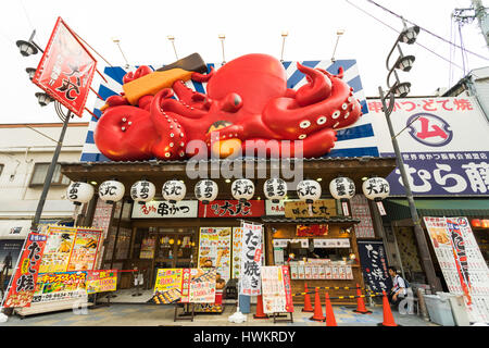 OSAKA, JAPAN CIRCA APRIL 2016: Tagoyaki Restaurant im Shinsekai Bezirk. Stockfoto