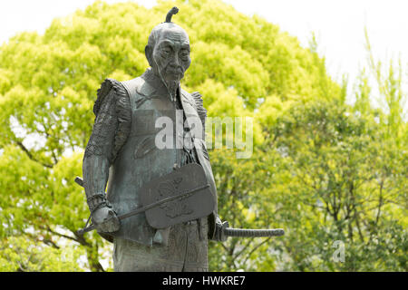 OSAKA, JAPAN CIRCA APRIL 2016: Statue von Toyotomi Hideyoshi, einmal eine allgemeine Kriegsherrn Japans Hokoku Schrein. Stockfoto