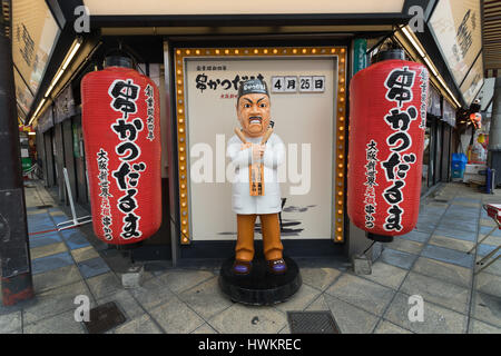 OSAKA, JAPAN CIRCA APRIL 2016: Shinsekai Ganso Kushikatsu Daruma Shop Zeichen. Stockfoto