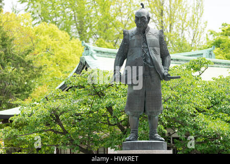 OSAKA, JAPAN CIRCA APRIL 2016: Statue von Toyotomi Hideyoshi, einmal eine allgemeine Kriegsherrn Japans Hokoku Schrein. Stockfoto