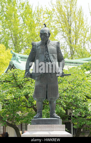 OSAKA, JAPAN CIRCA APRIL 2016: Statue von Toyotomi Hideyoshi, einmal eine allgemeine Kriegsherrn Japans Hokoku Schrein. Stockfoto