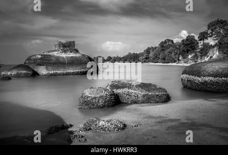 Felsbrocken am Black Sand Beach, Langkawi, Malaysia. Stockfoto