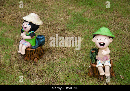 Clay Puppen Kinder Dekoration im Garten des Hauses im freien Stockfoto