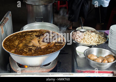 Thais knusprige Schweinefleisch Suppe kochen oder Einfügen von Reismehl und quadratischen chinesische Nudeln gekocht oder Chinesisch Rollen Nudel Suppe thailändische Namen genannt Kuay Jap für sa Stockfoto