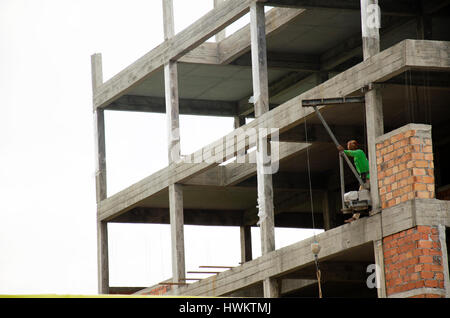 Asiatische Thailändische Arbeiter und lokalen Maschinen arbeiten Builder neue Gebäude an der Baustelle Hochhaus in der Hauptstadt Bangkok, Thailand. Stockfoto