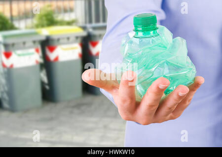 Geschäftsmann mit einer zerdrückten Flasche. Stockfoto