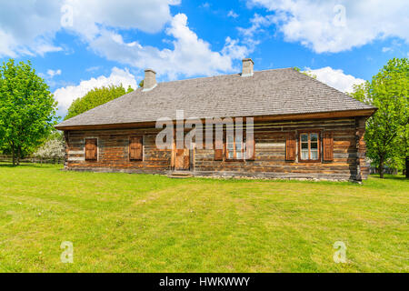 Alten traditionellen Holzhaus in Tokarnia Dorf am sonnigen Frühlingstag, Polen Stockfoto